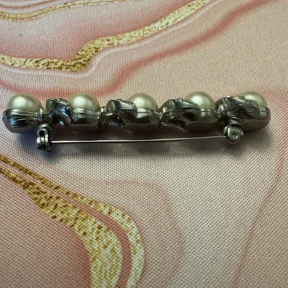 Silver tone Pearl and Crystal bar brooch - Picture 2 of 2